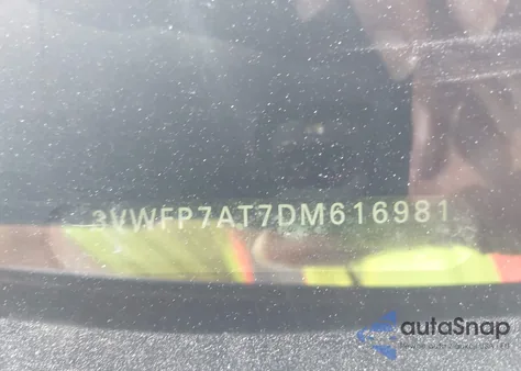 2013 Volkswagen Beetle 2.5L Entry из США, поврежденный, VIN 3VWFP7AT7DM616981